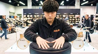 글로벌 박람회에서 루딕스 드럼 패드를 연주하는 모습